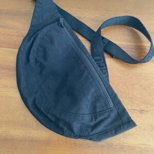 BAGGU Crescent Fanny Pack, Black